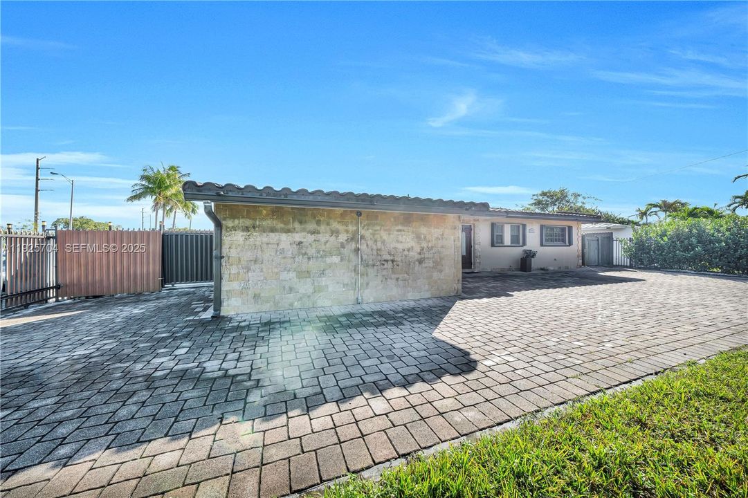 En Venta: $825,000 (4 camas, 4 baños, 1650 Pies cuadrados)