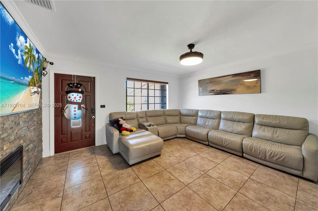 En Venta: $825,000 (4 camas, 4 baños, 1650 Pies cuadrados)