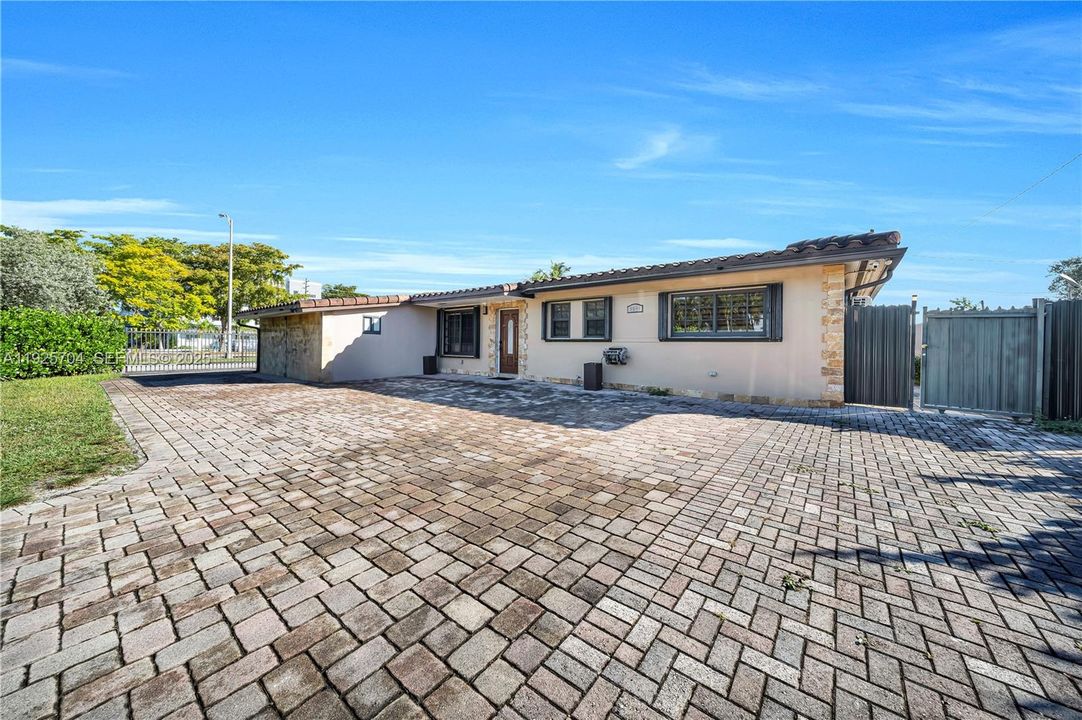 En Venta: $825,000 (4 camas, 4 baños, 1650 Pies cuadrados)