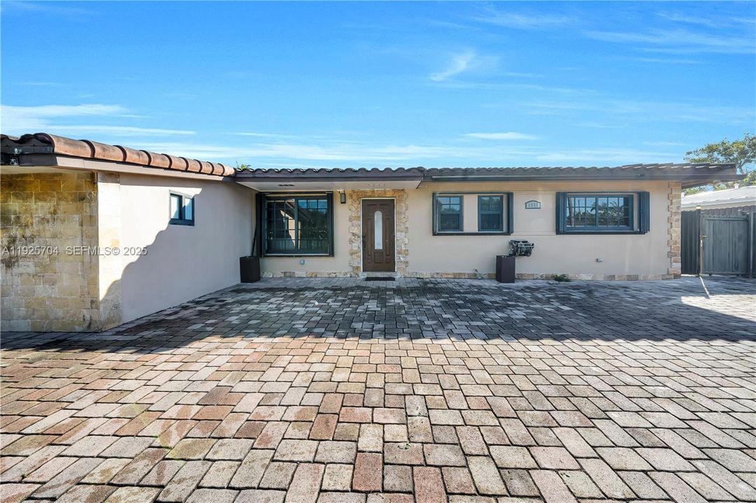 En Venta: $825,000 (4 camas, 4 baños, 1650 Pies cuadrados)