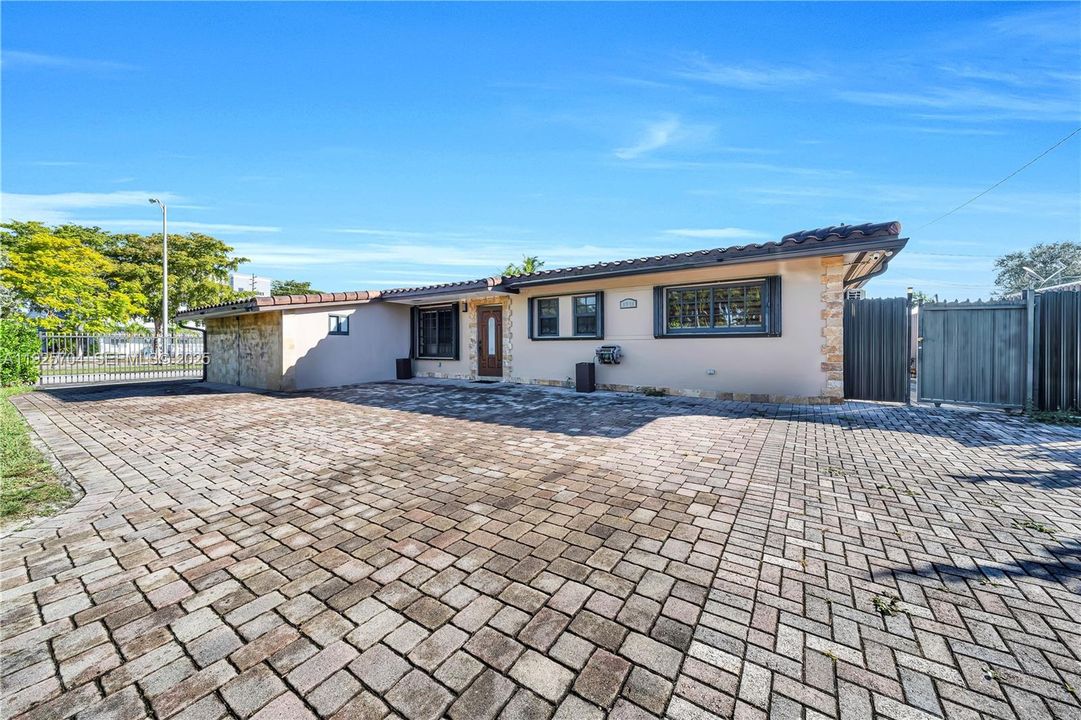 En Venta: $825,000 (4 camas, 4 baños, 1650 Pies cuadrados)