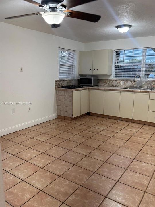 В аренду: $2,200 (2 спален, 1 ванн, 1100 Квадратных фут)