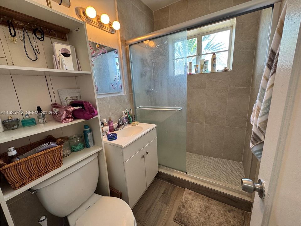 For Sale: $200,000 (1 beds, 1 baths, 577 Square Feet)