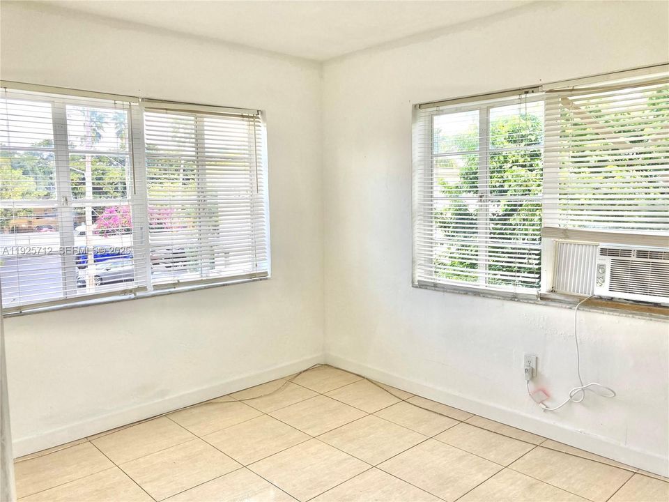 For Sale: $200,000 (1 beds, 1 baths, 577 Square Feet)