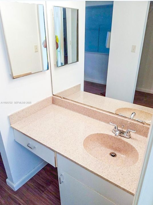 出租: $1,795 (2 贝兹, 2 浴室, 864 平方英尺)