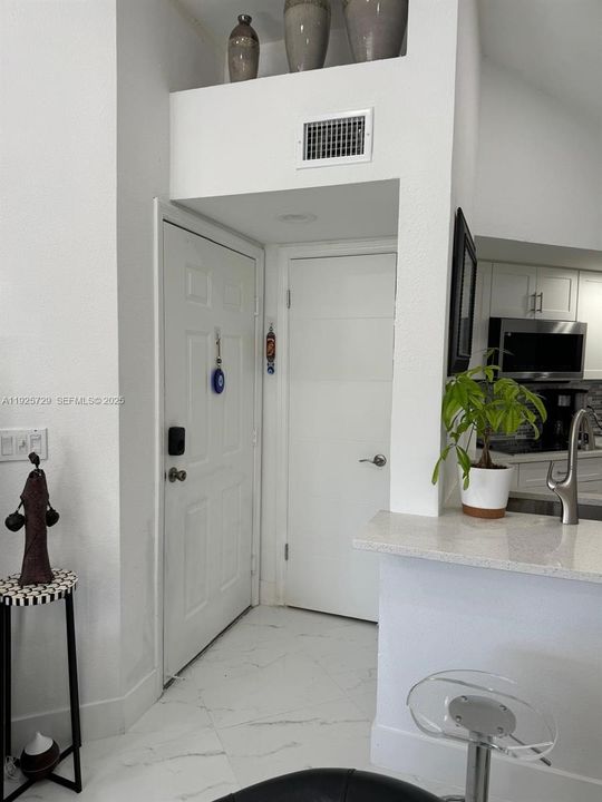 На продажу: $325,000 (2 спален, 1 ванн, 965 Квадратных фут)