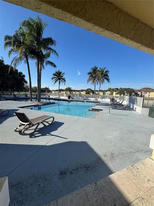 На продажу: $325,000 (2 спален, 1 ванн, 965 Квадратных фут)