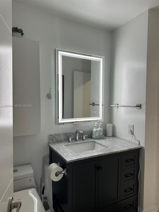 На продажу: $325,000 (2 спален, 1 ванн, 965 Квадратных фут)