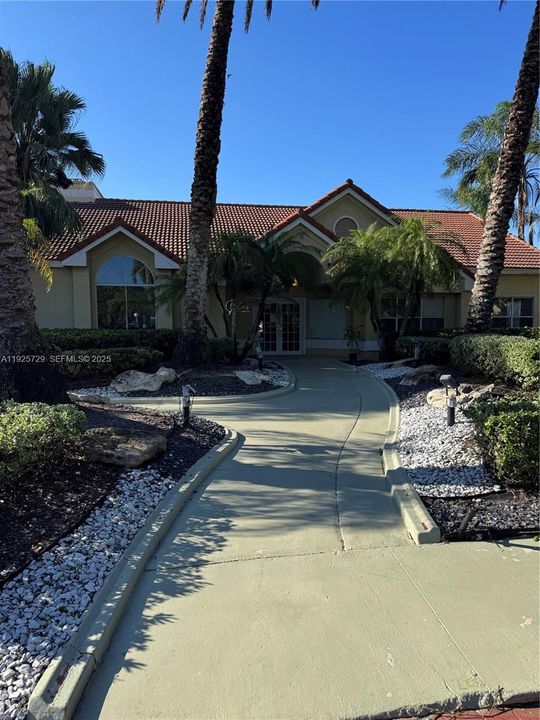 На продажу: $325,000 (2 спален, 1 ванн, 965 Квадратных фут)