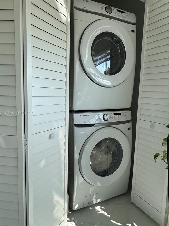 На продажу: $325,000 (2 спален, 1 ванн, 965 Квадратных фут)