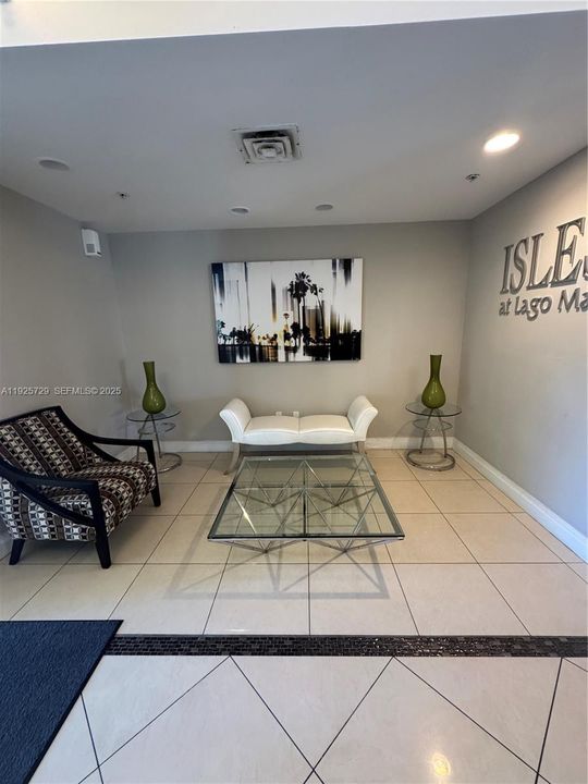 На продажу: $325,000 (2 спален, 1 ванн, 965 Квадратных фут)