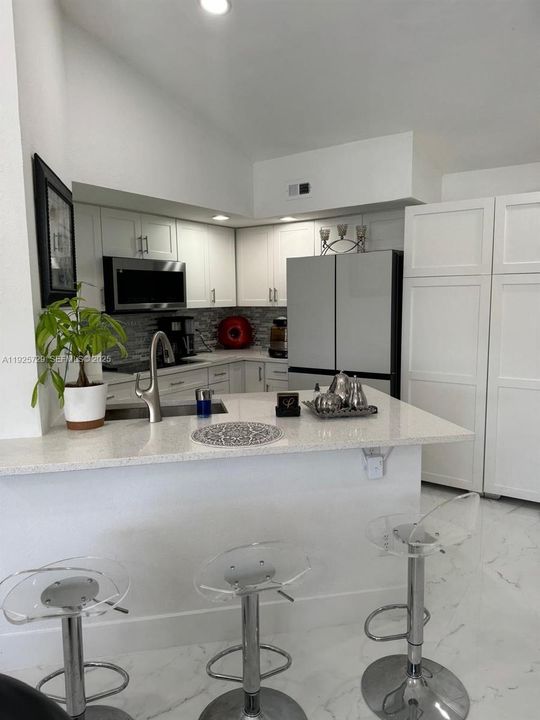 На продажу: $325,000 (2 спален, 1 ванн, 965 Квадратных фут)