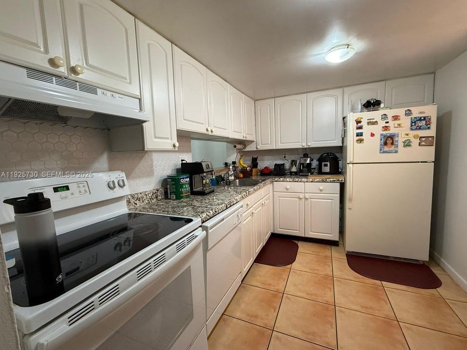 На продажу: $270,000 (2 спален, 2 ванн, 965 Квадратных фут)