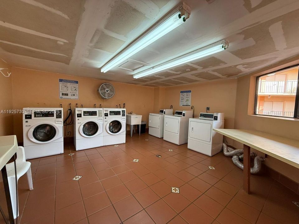 На продажу: $270,000 (2 спален, 2 ванн, 965 Квадратных фут)