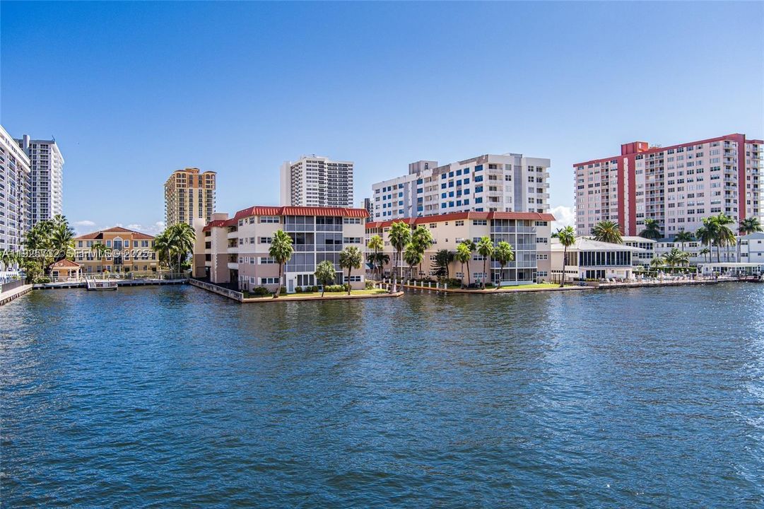 For Rent: $1,999 (1 beds, 1 baths, 724 Square Feet)