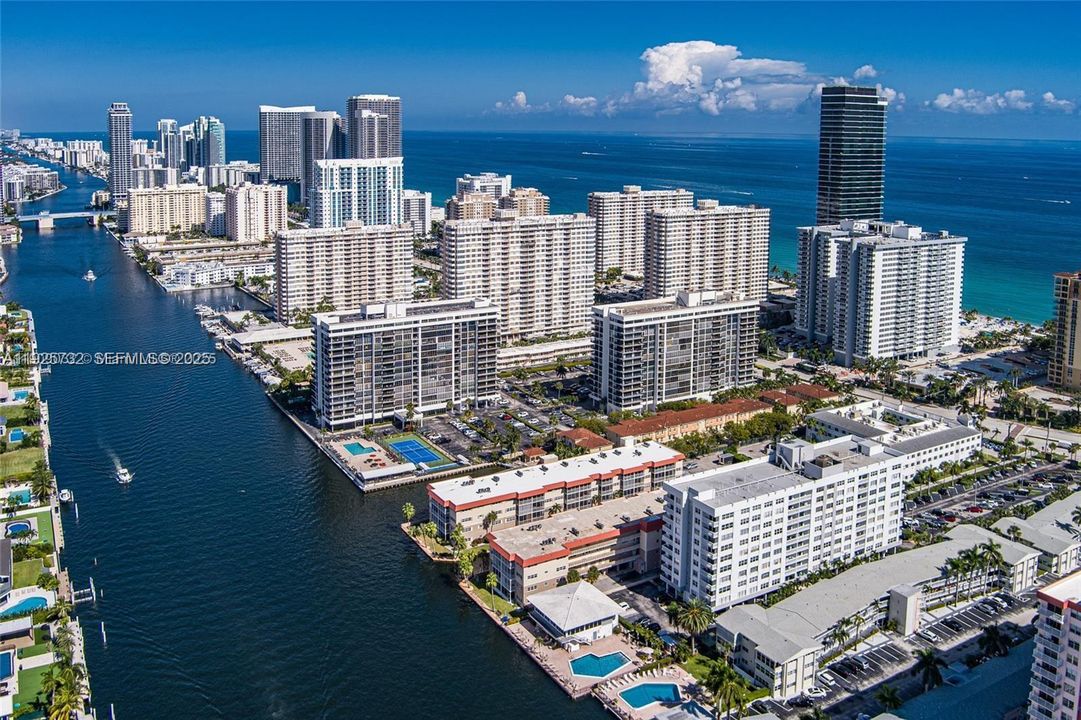 For Rent: $1,999 (1 beds, 1 baths, 724 Square Feet)