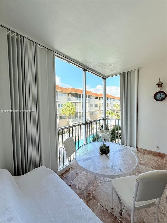 For Rent: $1,999 (1 beds, 1 baths, 724 Square Feet)