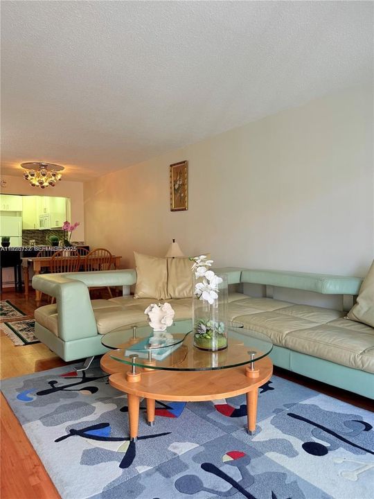 For Rent: $1,999 (1 beds, 1 baths, 724 Square Feet)