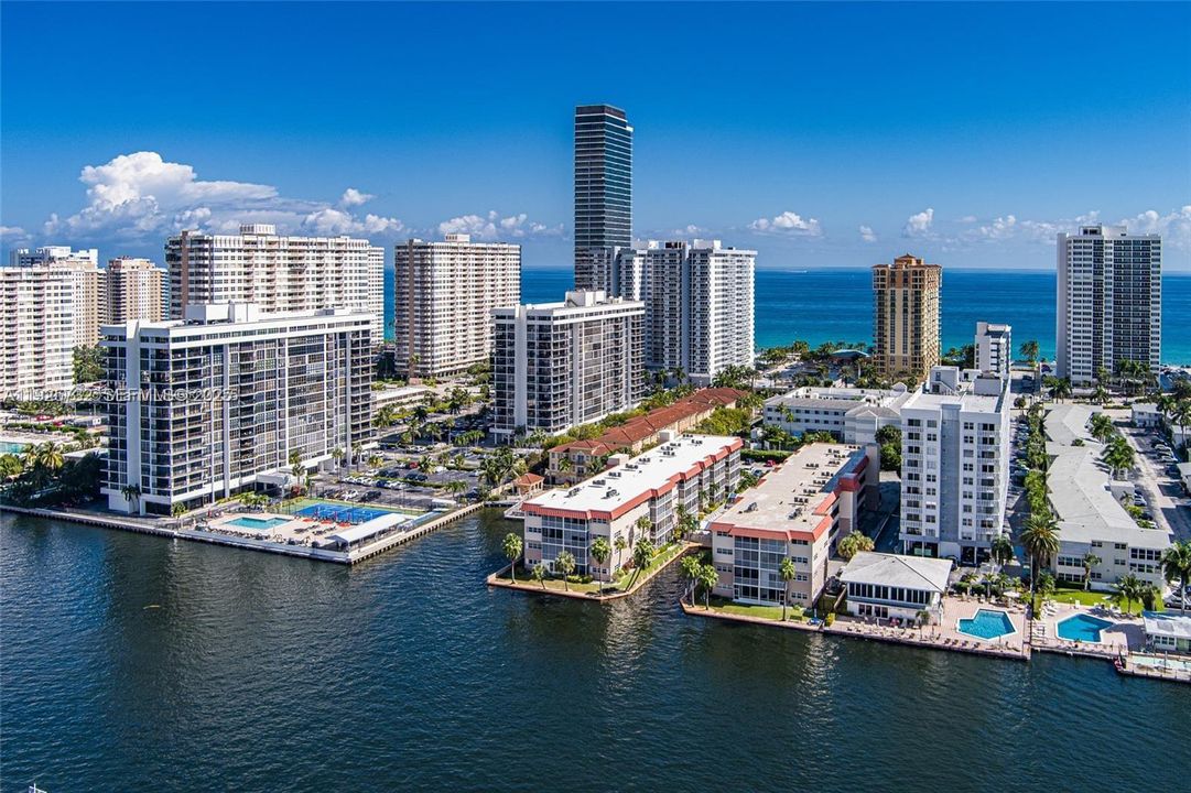 For Rent: $1,999 (1 beds, 1 baths, 724 Square Feet)