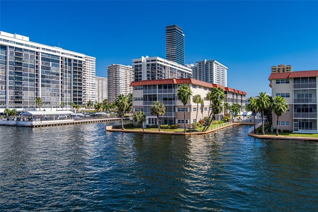 For Rent: $1,999 (1 beds, 1 baths, 724 Square Feet)