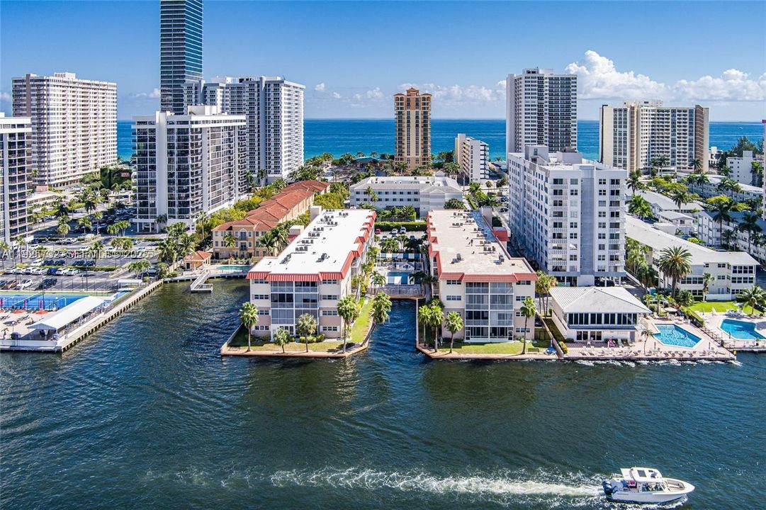 For Rent: $1,999 (1 beds, 1 baths, 724 Square Feet)