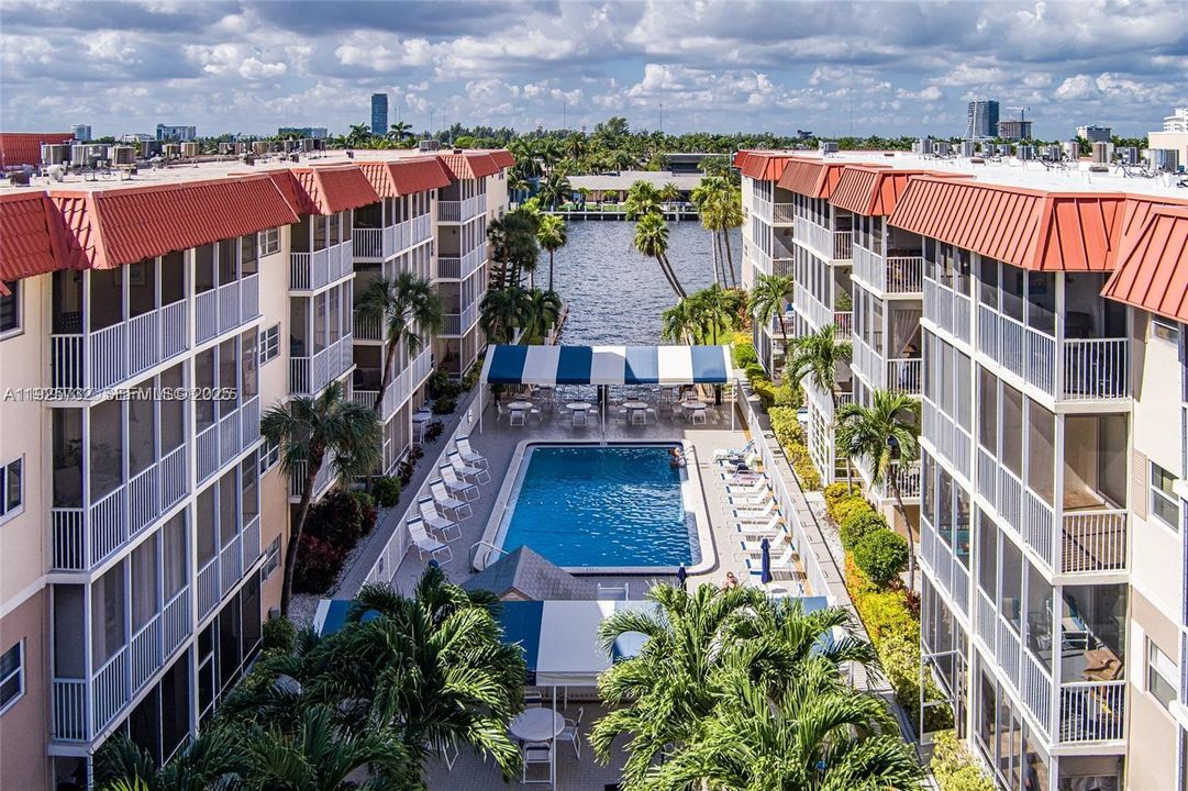 For Rent: $1,999 (1 beds, 1 baths, 724 Square Feet)