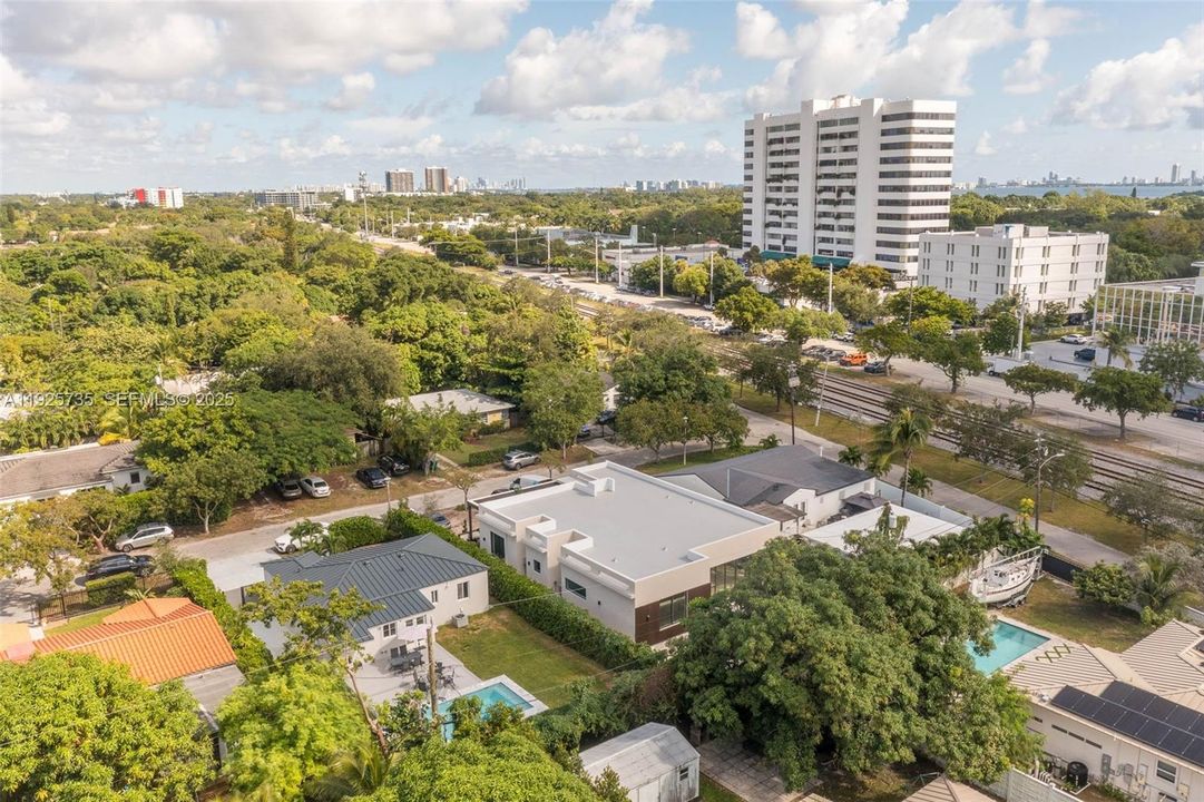 出租: $7,000 (3 贝兹, 2 浴室, 1334 平方英尺)