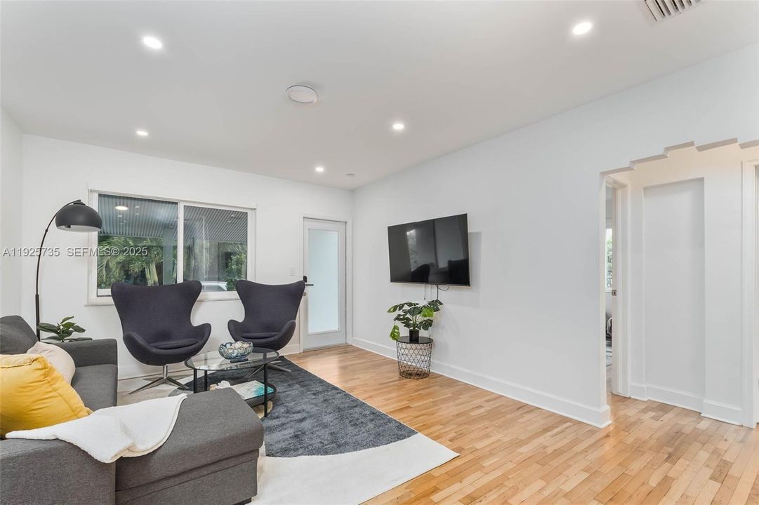 出租: $7,000 (3 贝兹, 2 浴室, 1334 平方英尺)