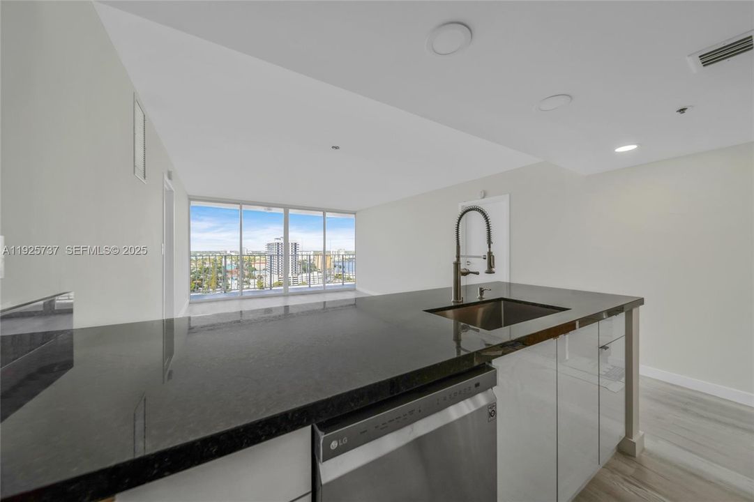 For Rent: $3,200 (2 beds, 2 baths, 1030 Square Feet)