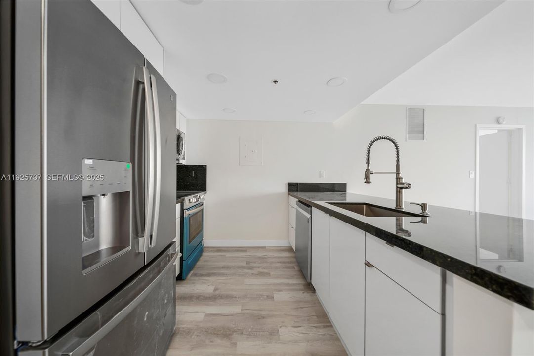 For Rent: $3,200 (2 beds, 2 baths, 1030 Square Feet)