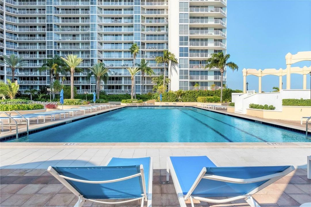 For Rent: $3,200 (2 beds, 2 baths, 1030 Square Feet)