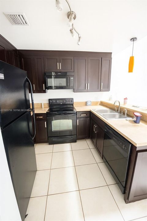 For Sale: $300,000 (2 beds, 2 baths, 1186 Square Feet)