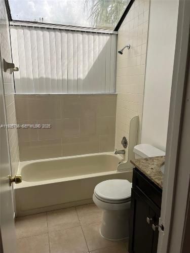 For Sale: $300,000 (2 beds, 2 baths, 1186 Square Feet)