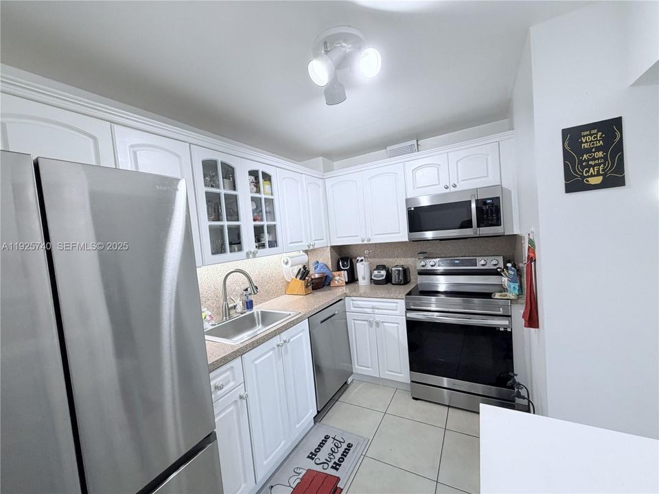 For Sale: $309,000 (2 beds, 2 baths, 1300 Square Feet)