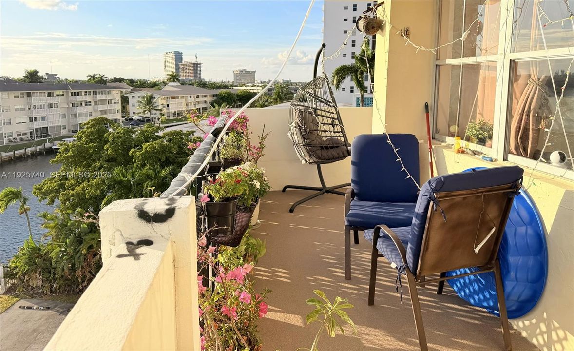 For Sale: $309,000 (2 beds, 2 baths, 1300 Square Feet)