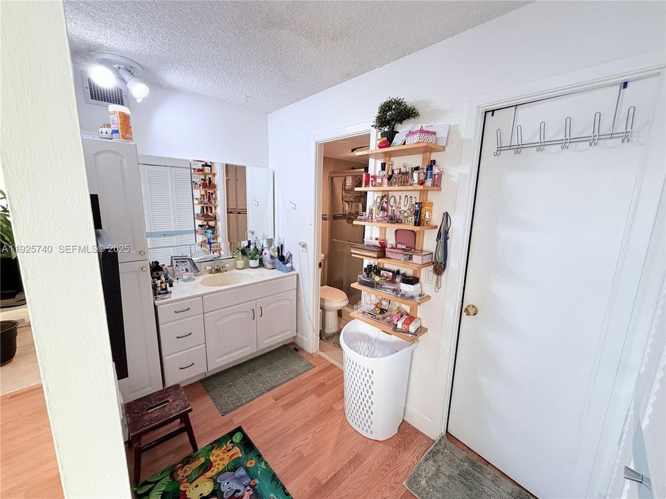 For Sale: $309,000 (2 beds, 2 baths, 1300 Square Feet)