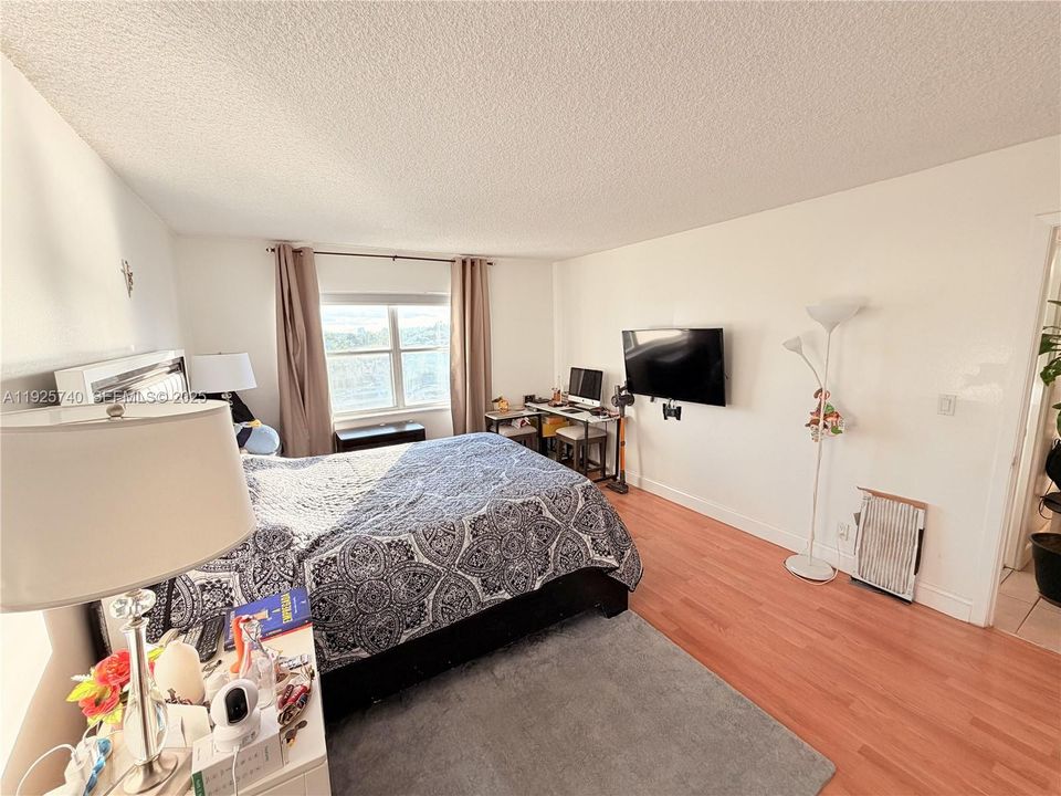 For Sale: $309,000 (2 beds, 2 baths, 1300 Square Feet)