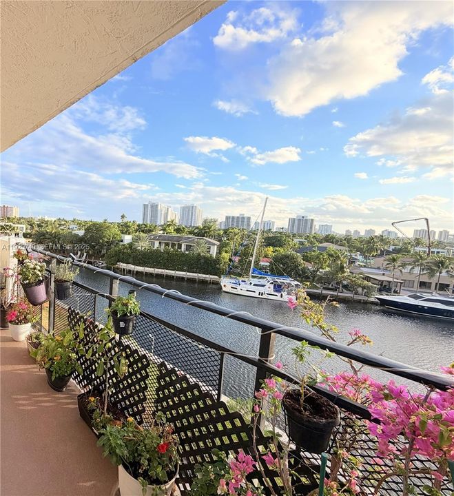 For Sale: $309,000 (2 beds, 2 baths, 1300 Square Feet)