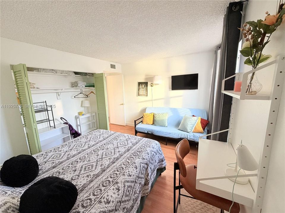 For Sale: $309,000 (2 beds, 2 baths, 1300 Square Feet)