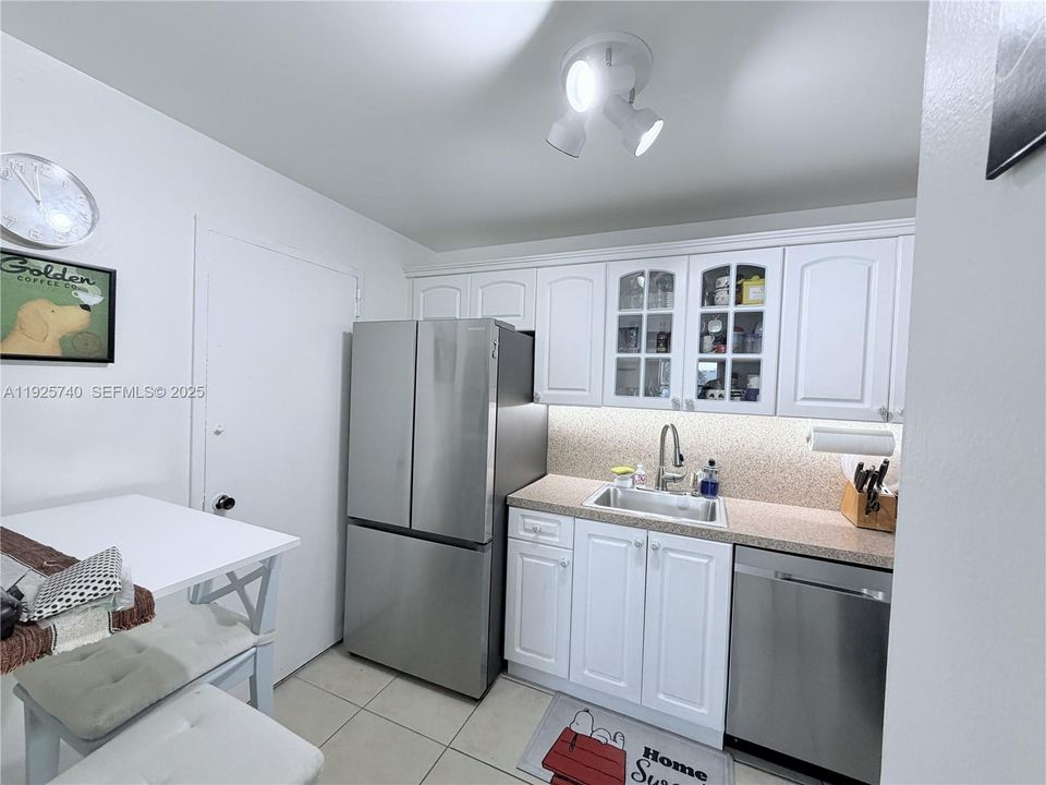 For Sale: $309,000 (2 beds, 2 baths, 1300 Square Feet)