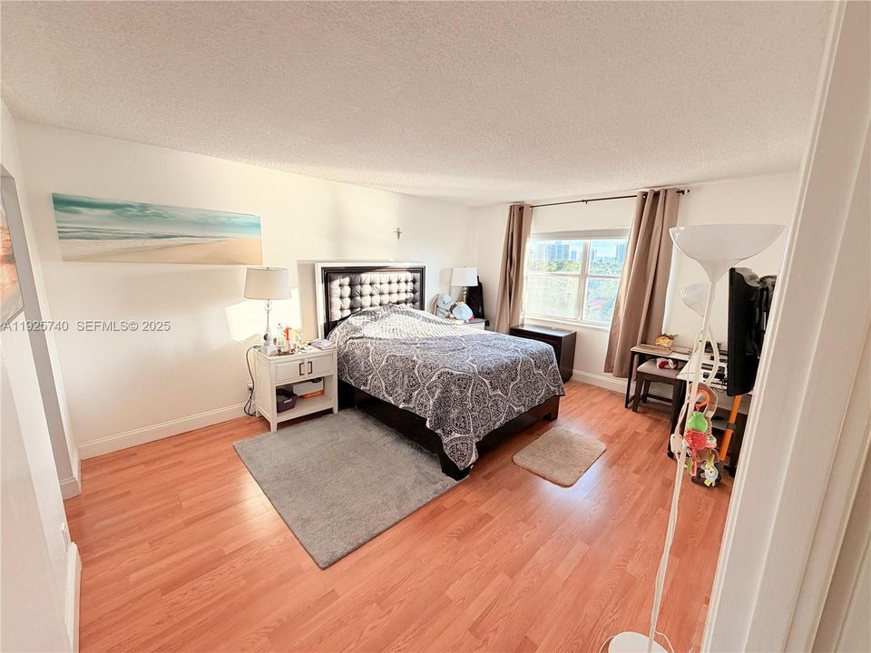 For Sale: $309,000 (2 beds, 2 baths, 1300 Square Feet)