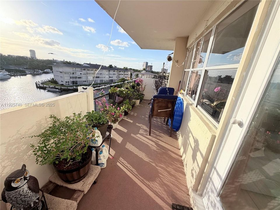 For Sale: $309,000 (2 beds, 2 baths, 1300 Square Feet)