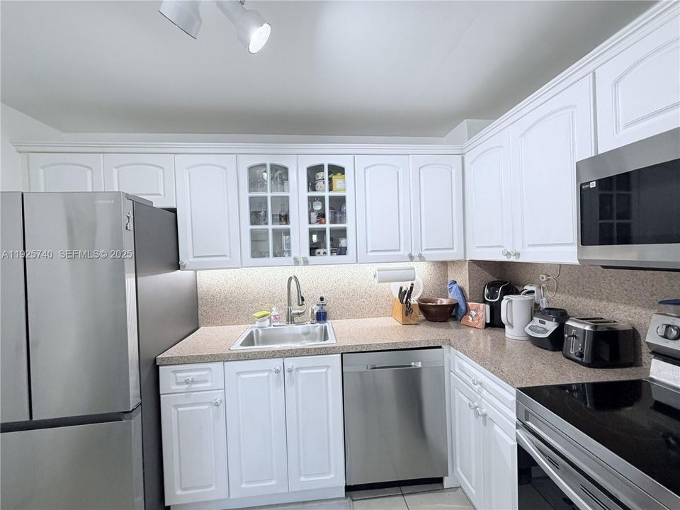 For Sale: $309,000 (2 beds, 2 baths, 1300 Square Feet)