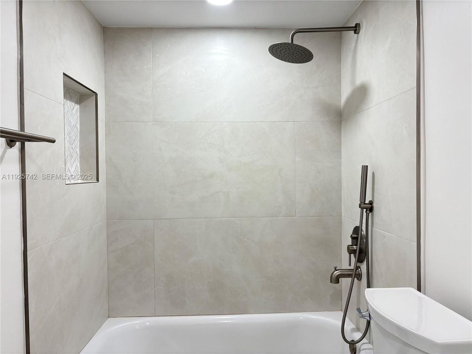 For Rent: $2,000 (1 beds, 1 baths, 854 Square Feet)