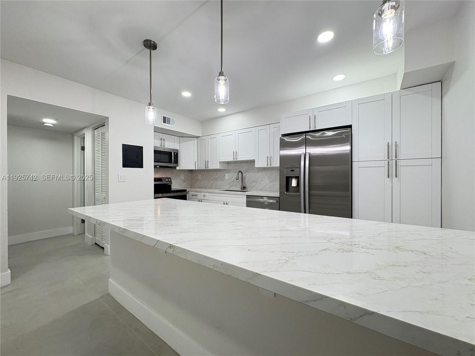 For Rent: $2,000 (1 beds, 1 baths, 854 Square Feet)