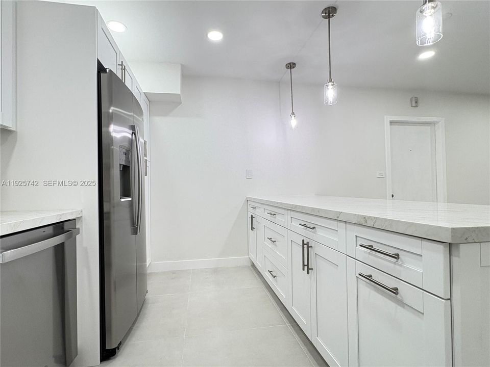 For Rent: $2,000 (1 beds, 1 baths, 854 Square Feet)