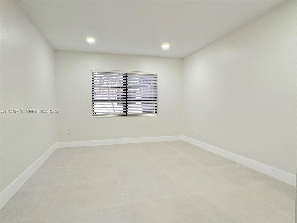 For Rent: $2,000 (1 beds, 1 baths, 854 Square Feet)