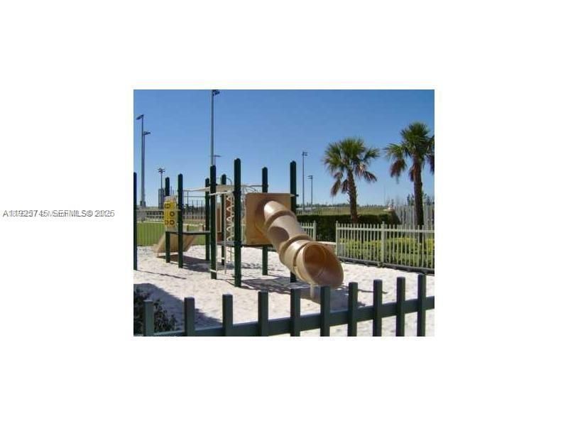 В аренду: $3,050 (3 спален, 2 ванн, 1210 Квадратных фут)