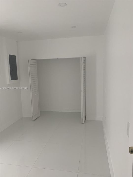 出租: $1,250 (0 贝兹, 1 浴室, 1330 平方英尺)