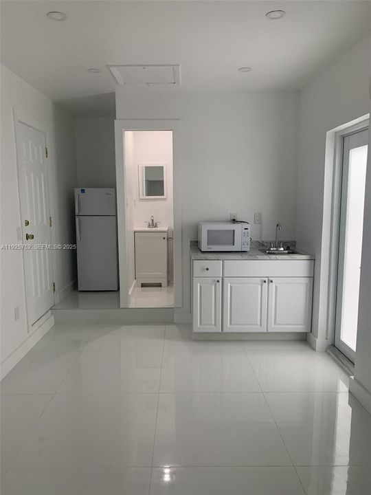 出租: $1,250 (0 贝兹, 1 浴室, 1330 平方英尺)